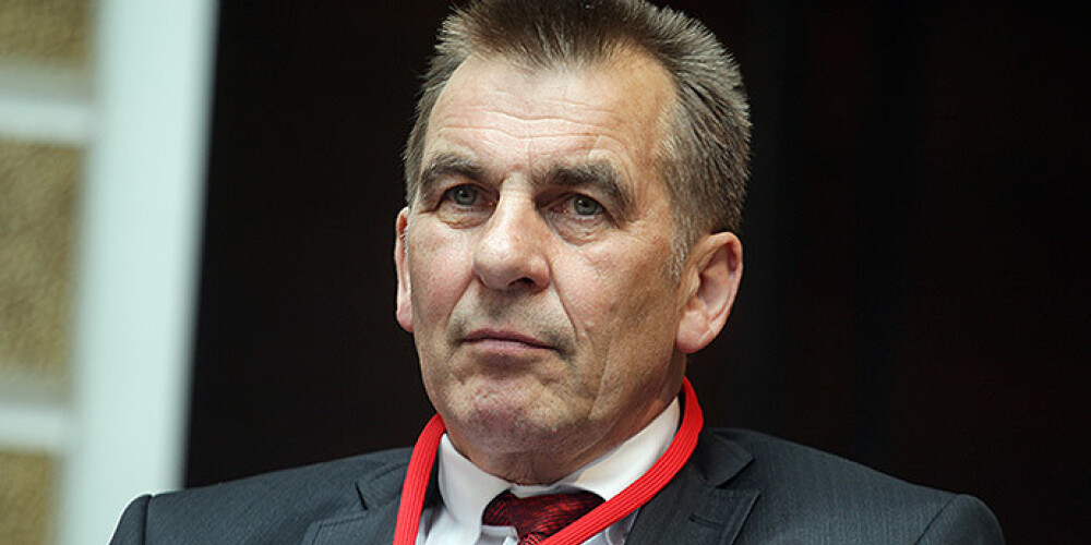 Politiķis un dermatovenerologs Andris Rubins būs Atdzimšanas partijas lokomotīve šajās Eiroparlamenta vēlēšanās. Pagājušās Eiroparlamenta vēlēšanās saraksta līderis bija viņa dēls Silvestrs un tad partijai nepaveicās.