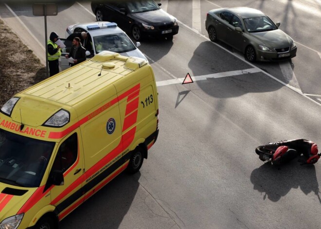 Motorollera un „Audi” sadursme Brīvības gatvē