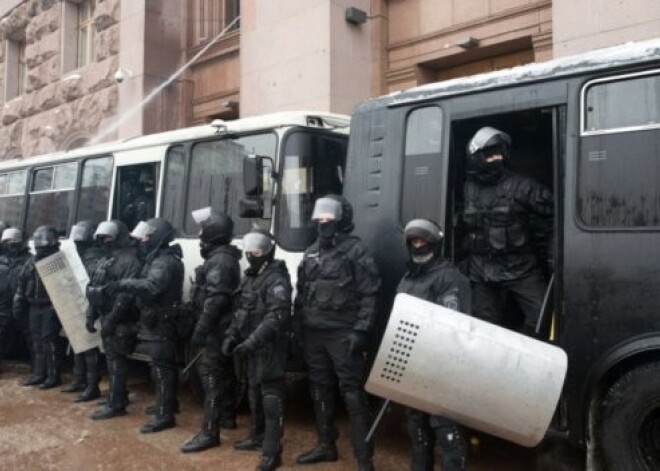 Aizdomās par demonstrantu slepkavībām Kijevā aiztur berkutiešus