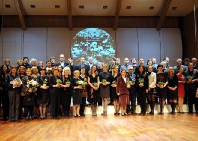 Pasniegtas balvas par Latvijas skaistāko grāmatu "Zelta ābele 2013". FOTO, VIDEO