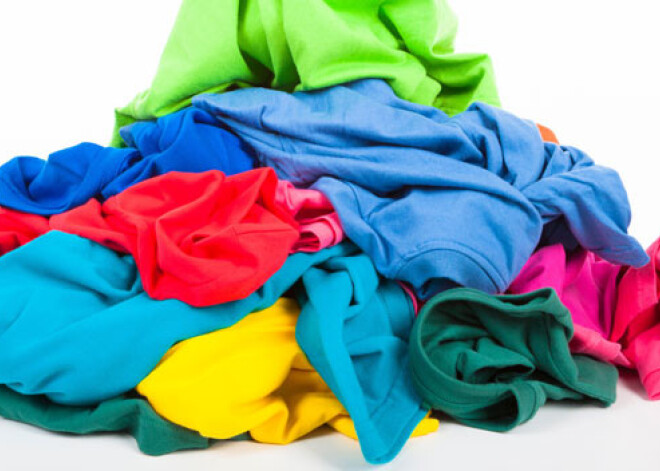 Apnikušas vecās drēbes? 6 padomi, kā vecajam apģērbam dot jaunu iespēju.