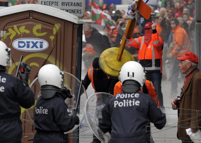 Briselē izcēlušās arodbiedrību demonstrantu un policijas sadursmes