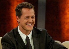 По данным ИТАР-ТАСС, Шумахер уже может самостоятельно дышать, обходясь без аппарата искусственной вентиляции легких, а его реакции указывают на то, что он воспринимает информацию