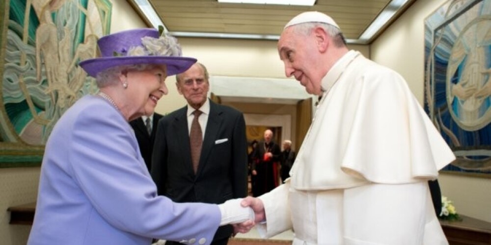 Британская королева подарила Папе Римскому яйца, мед и виски