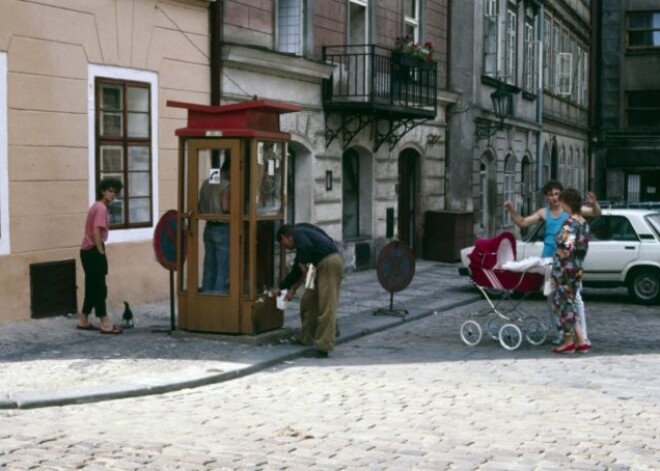 Telefonu būdiņas Prāgā pārveido par mazām bibliotēkām