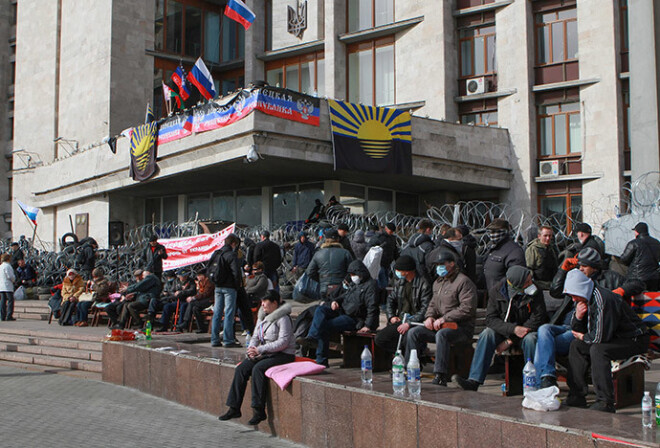 Prokrieviskie demonstranti veido barikādes Doņeckas administrācijas ēkā.