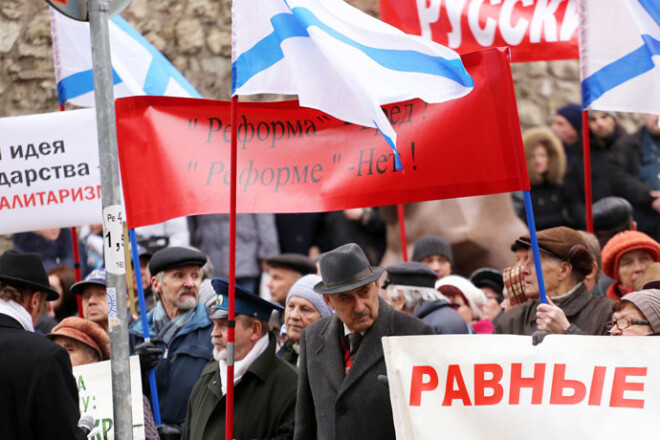 Krievu savienības pārstāvji savos mītiņos un akcijās nemīl izmantot plakātus latviešu valodā un sarkanbaltsarkanās krāsas – viņi labāk Latvijā demonstrē lielās austrumu kaimiņzemes impēriskos simbolus.