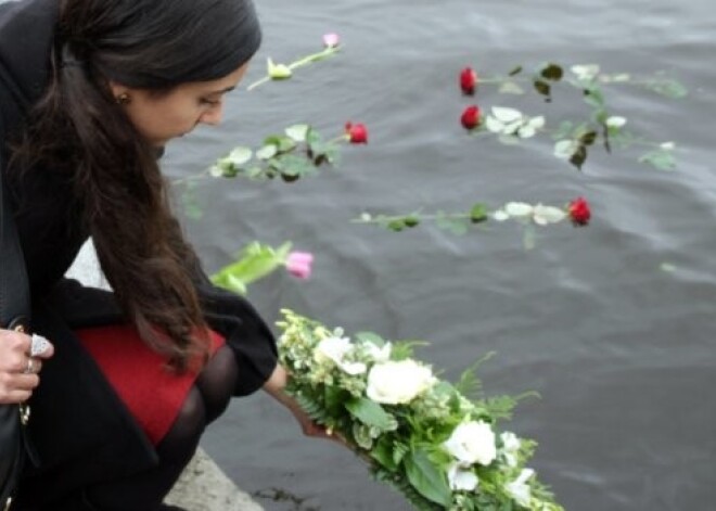 Godinot romu holokaustā cietušos, Daugavā palaiž ziedus. FOTO