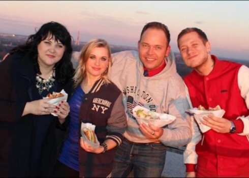 TV raidījuma dalībnieki – Indra Salceviča, Iveta Baumane, Lauris Reiniks un Ralfs Eilands - pašu gatavotos burgerus devās ēst uz augstceltnes jumta. Tur viņi baudīja saulrietu un brīnišķīgu skatu uz pilsētu.