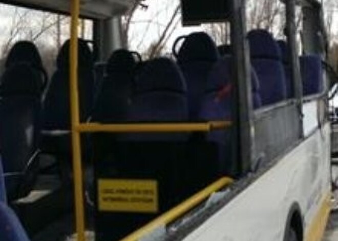 Jelgavas pusē autobusa un baļķvedēja sadursmē cieš 10 bērni. FOTO