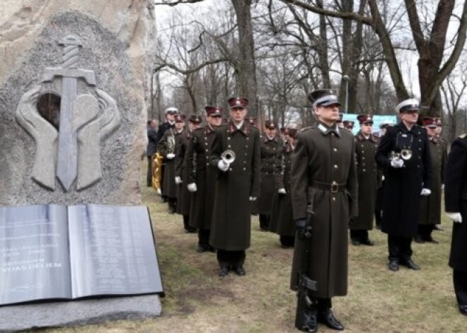 Rīgā atklāts piemineklis Afganistānas karā kritušajiem Latvijas dēliem. FOTO