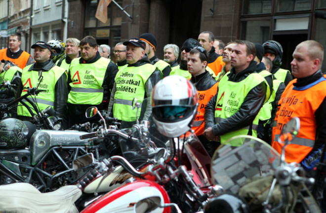 Motociklisti regulāri rīko akcijas, lai viņiem samazinātu pārāk lielo transportlīdzekļa nodevu, kas ir neproporcionāli liela. Pagaidām viņu prasības valdība nav sadzirdējusi.