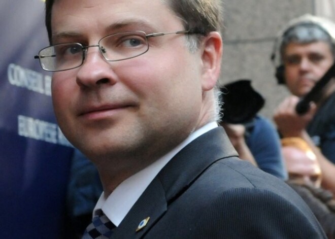 Junkers neizslēdz iespēju ņemt Dombrovski par EK viceprezidentu