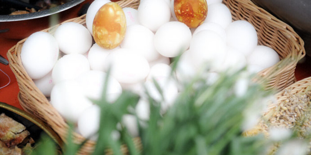 Tuvojoties Lieldienām pieprasījums pēc baltajām vistu olām pieaug. To šogad gan nevar teikt par to cenām – deficīta nav un tāpēc arī olu cenas, salīdzinot ar pērno gadu, pat kļuvušas mazliet zemākas. Desmit olu cenas: no 1,09 līdz 1,90 eiro