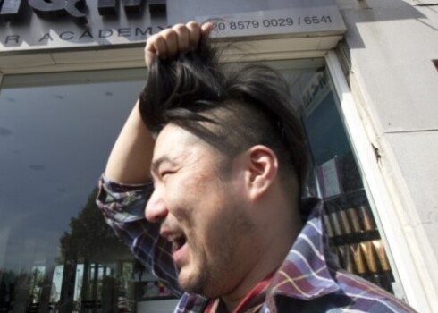 Ziemeļkoreja dusmojas, ka Londonas frizētava iesmej par Kimu Čenunu. FOTO