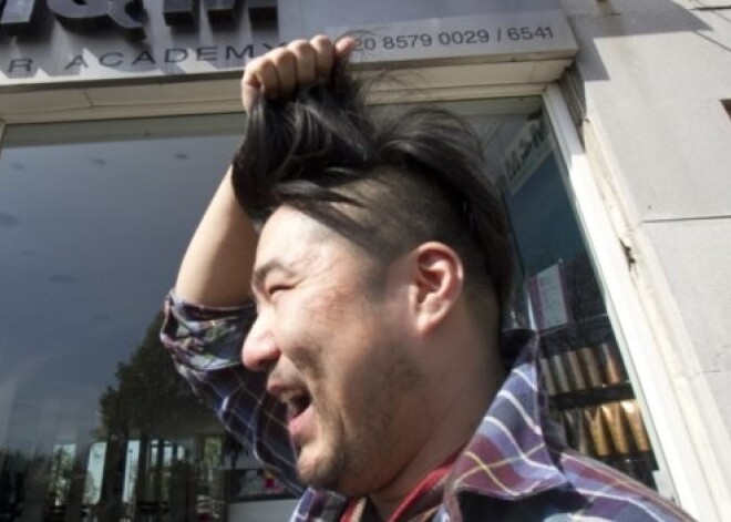 Ziemeļkoreja dusmojas, ka Londonas frizētava iesmej par Kimu Čenunu. FOTO