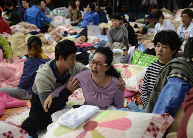 Ģimenes un skolasbiedri raud par mīļajiem, kuri pazuduši Dienvidkorejas prāmja katastrofā