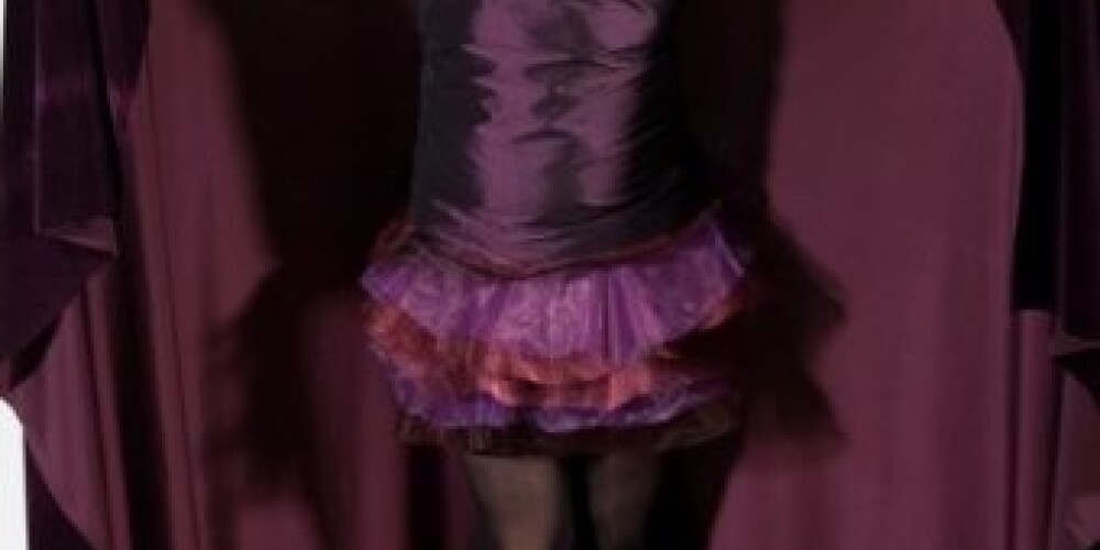 Dziedātājam Dainim Skutelim šova astotajā raidījumā ticis neparasts uzdevums – atveidot britu dziedātāju Eniju Lenoksu.