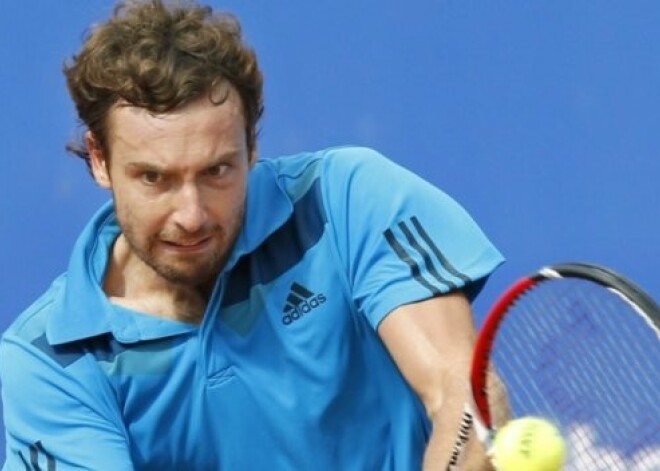 Ernests Gulbis pārliecinoši iekļūst Barselonas turnīra ceturtdaļfinālā