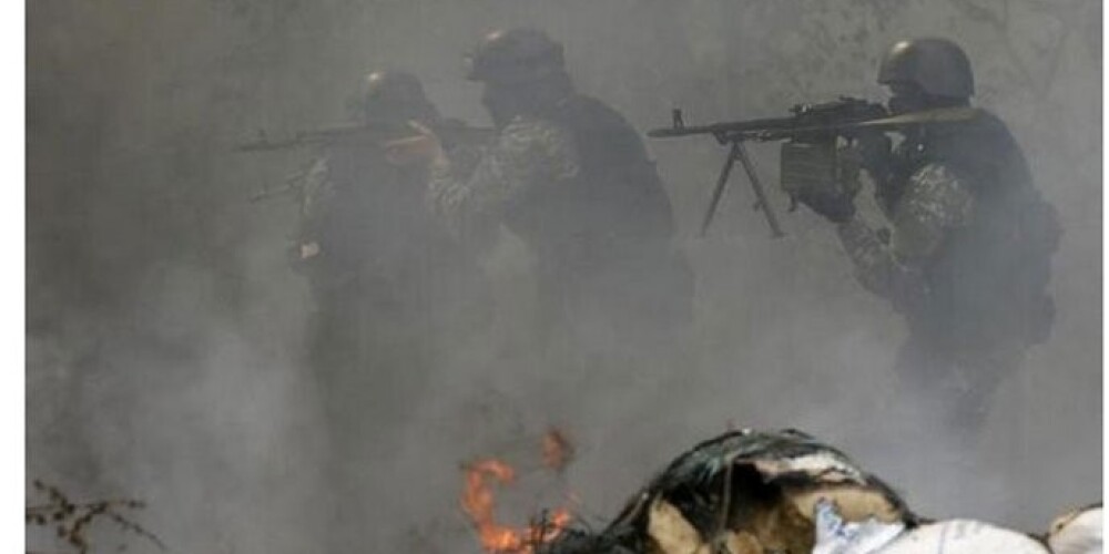 Reuters сообщает о прорыве пяти бронетранспортеров через контрольно-пропускной пункт, который ополченцы удерживали к северу от Славянска