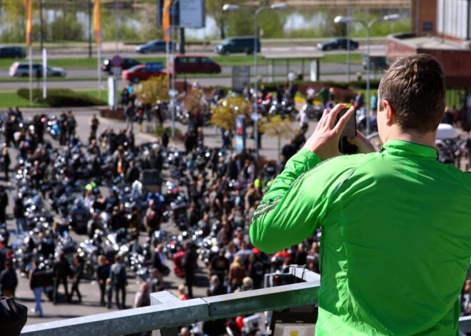 Vairāki tūkstoši motobraucēju Rīgā atklājuši motosezonu, tā ir tradīcija jau 5 gadus. Tiesa, kamēr braucēji "kaifo", daudzi iedzīvotāji nav mierā ar troksni, ko rada moču motori, un sastrēgumiem ielās.