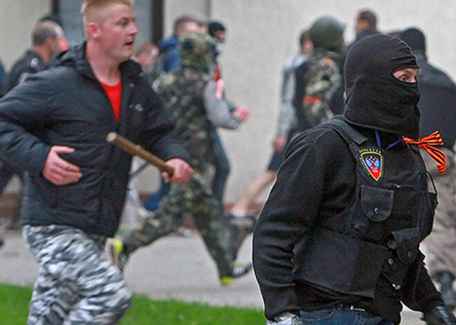 Doņeckā prokrieviskie separātisti ar stieņiem uzbrūk Ukrainas atbalstītājiem. FOTO