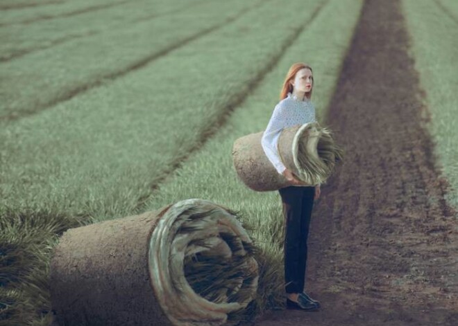 Oļegs Oprisko ir talantīgs fotogrāfs no Ļvovas, Ukrainā. Viņš veido pasakaini skaistas, sirreālas fotogrāfijas ar vecu padomju laiku fotoaparātu, kurš maksā aptuveni 35 eiro.