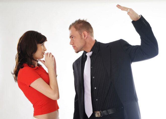 Arī pirms simts gadiem greizsirdīgi vīri savas sievas ne tikai iekaustīja, bet arī pastrādāja citus varas darbus, piemēram, koda degungalus, plēsa ausis un plosīja lūpas. Sava tiesa niknuma tika arī sievasmātēm.