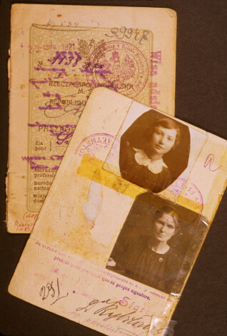 Daudzviet Eiropā, arī Latvijā, pases lauciniecēm bez ierobežojumiem sāka izsniegt tikai pagājušā gadsimta sākumā. Pirms tam bija vairāki šķēršļi, lai to saņemtu, piemēram, vajadzēja vīra atļauju.