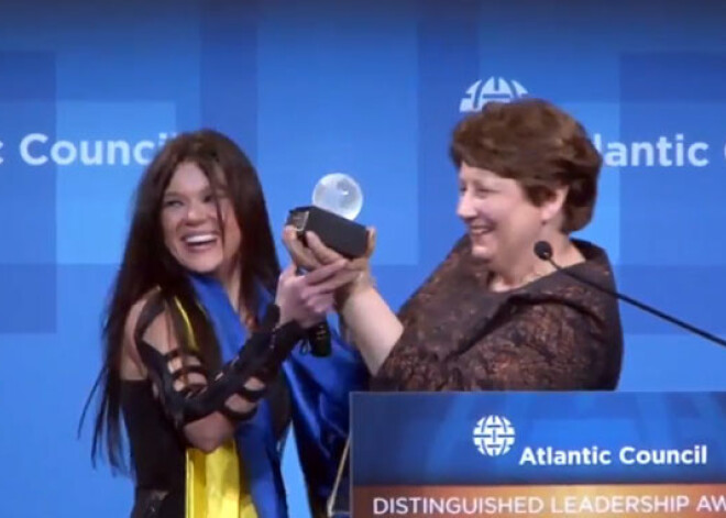 Straujuma pasniedz Ukrainas dziedātājai Ruslanai "Atlantic Council" godalgu. VIDEO