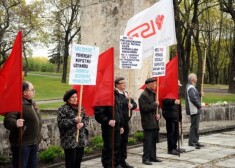 Partijas mītiņam ir vairāki lozungi, kuros izteikts atbalsts pievienotās vērtības nodokļa samazināšanai pārtikai, zālēm un komunālajiem maksājumiem, kā arī vienādu minimālo sociālo garantiju ieviešanai visā Eiropas Savienībā.