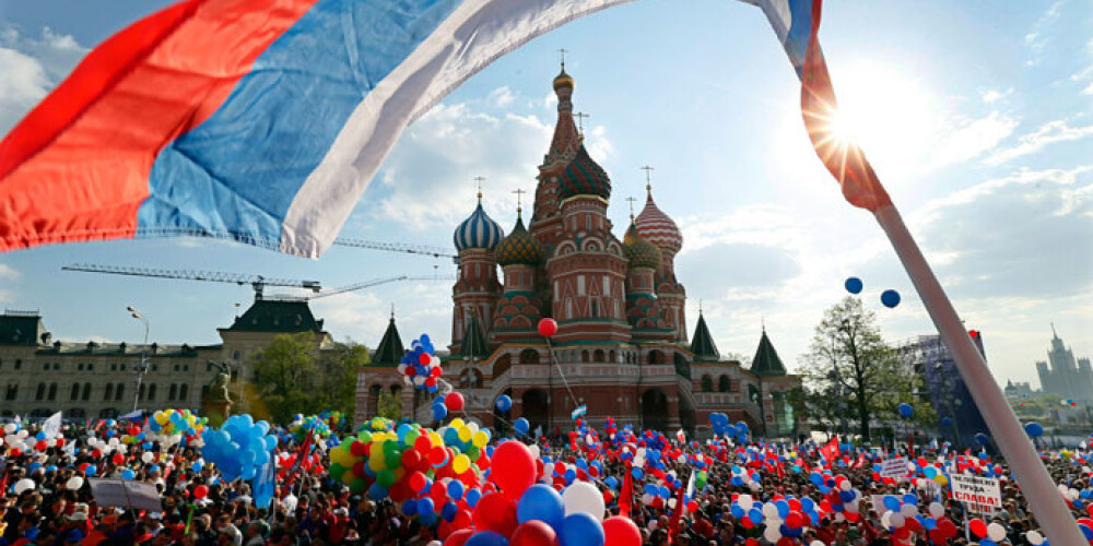 Maskavā 100 000 1.maija demonstrācijā slavina Putinu. FOTO