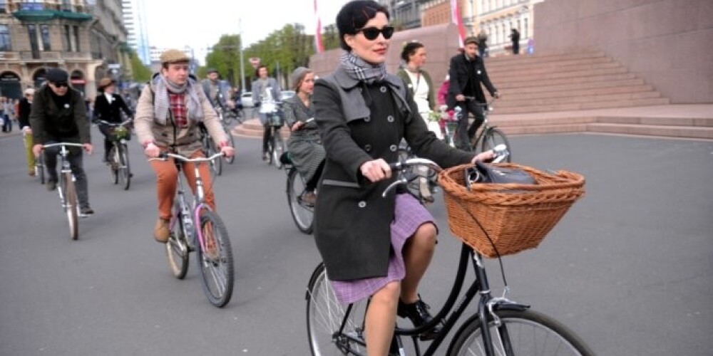 Rīdziniekus priecē Tvīda brauciens - retro velosipēdu un krāšņu tērpu parāde. FOTO