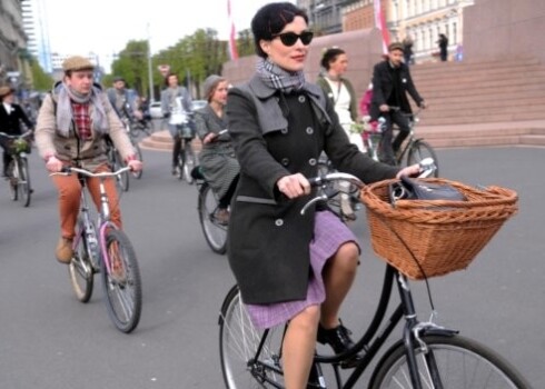 Rīdziniekus priecē Tvīda brauciens - retro velosipēdu un krāšņu tērpu parāde. FOTO