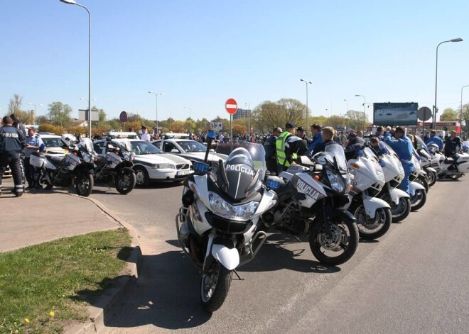 Teju 4 tūkstoši Latvijas motobraucēju ar parādes braucienu cauri Rīgai atklāja 2014. gada motosezonu. Motobraucēju pulcēšanos pie tirdzniecības centra "Mols" vēroja vairāki simti cilvēku. Arī sezonas atklāšanas parādi vēroja ļoti daudzi interesenti.