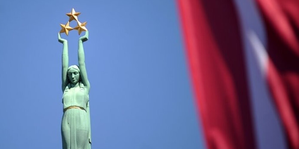 У памятника Свободы будет выложена композиция "Цветочная Латвия", выступят духовые оркестры, состоится церемония возложения цветов