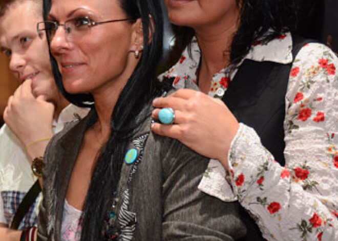 Pļavniece ar draudzeni lustīgā ballītē svin sava restorāna atklāšanu. FOTO