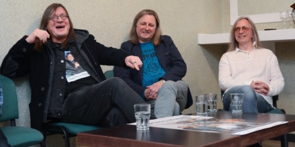 Juris Kulakovs (no kreisās), Juris un Leons Sējāni atceras grupas „Menuets” piedzīvojumus tās 45 gadu pastāvēšanas laikā.