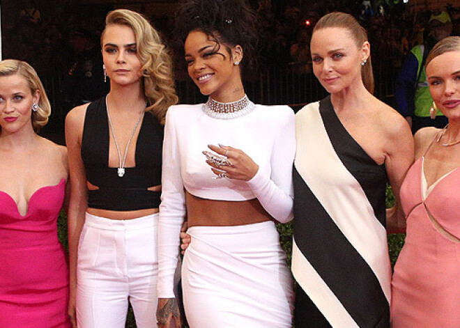 Smalkajai "Met Gala" ballei slavenības izvēlas Stellas Makartnijas vakartērpus. FOTO