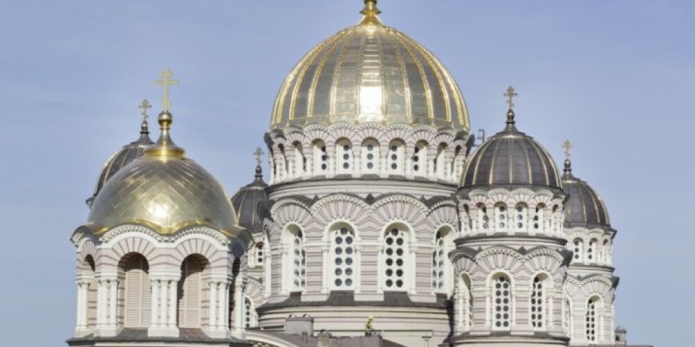 Позолочен центральный купол Рижского Кафедрального Христорождественского собора