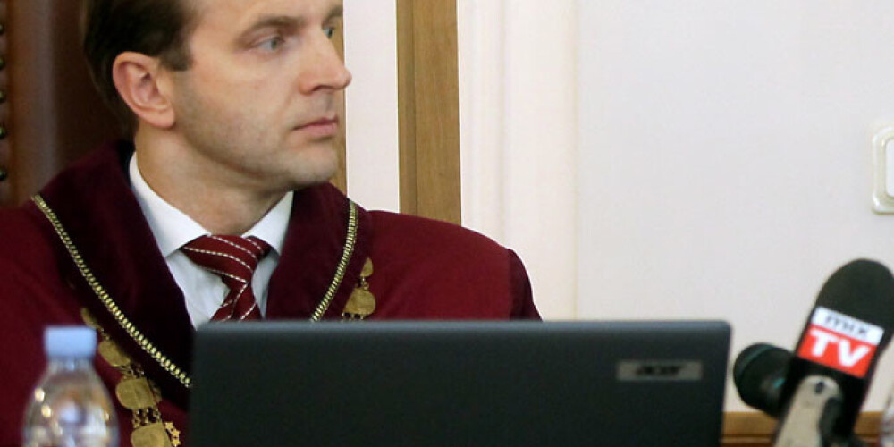 ST priekšsēdētāju aizklāti ievēlē Satversmes tiesas tiesneši no sava vidus.