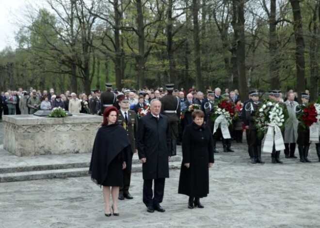 Pieminot nacisma sagrāvi, politikas elite Brāļu kapos noliek ziedus. FOTO