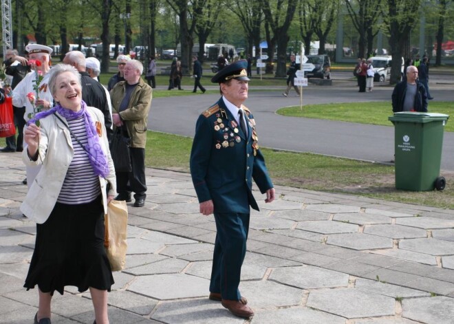 9. maijā pie Uzvaras pieminekļa tūkstošiem krievvalodīgo piemin kara veterānus.