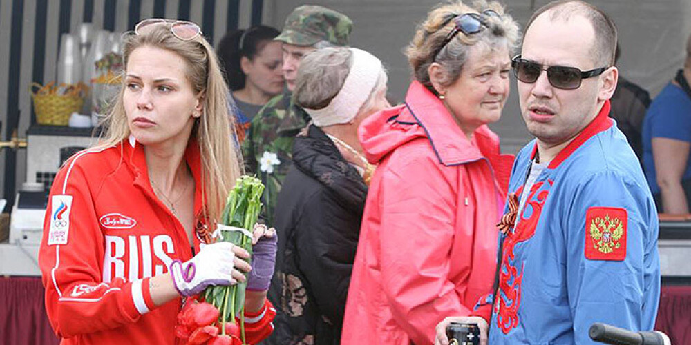Uzvaras parku apmeklēja gan vecāka gadagājuma cilvēki, gan ģimenes ar bērniem, gan jaunieši.