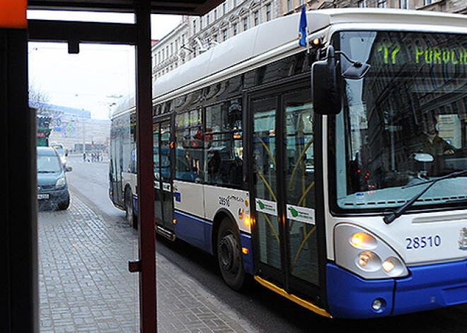 Invalīdi, bāreņi un politiski represētie transportā biļetes pirks par pilnu maksu