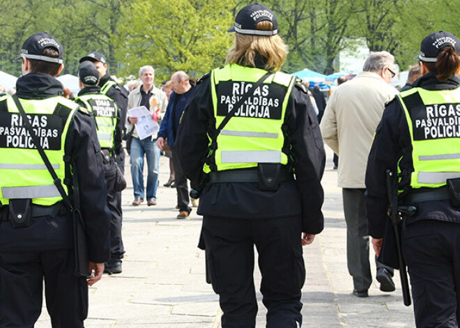 Policisti Uzvaras parkā operatīvi izšķir kautiņu starp vairākiem vīriešiem. VIDEO