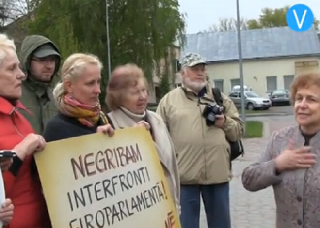 Jēkabpils latvieši piketē pret Tatjanu Ždanoku. VIDEO