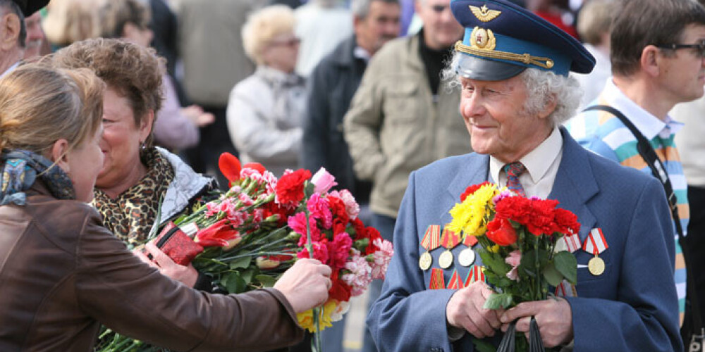 9. maijā pie Uzvaras pieminekļa tūkstošiem krievvalodīgo piemin kara veterānus.