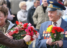 9. maijā pie Uzvaras pieminekļa tūkstošiem krievvalodīgo piemin kara veterānus.