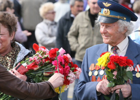 9. maijā pie Uzvaras pieminekļa tūkstošiem krievvalodīgo piemin kara veterānus.